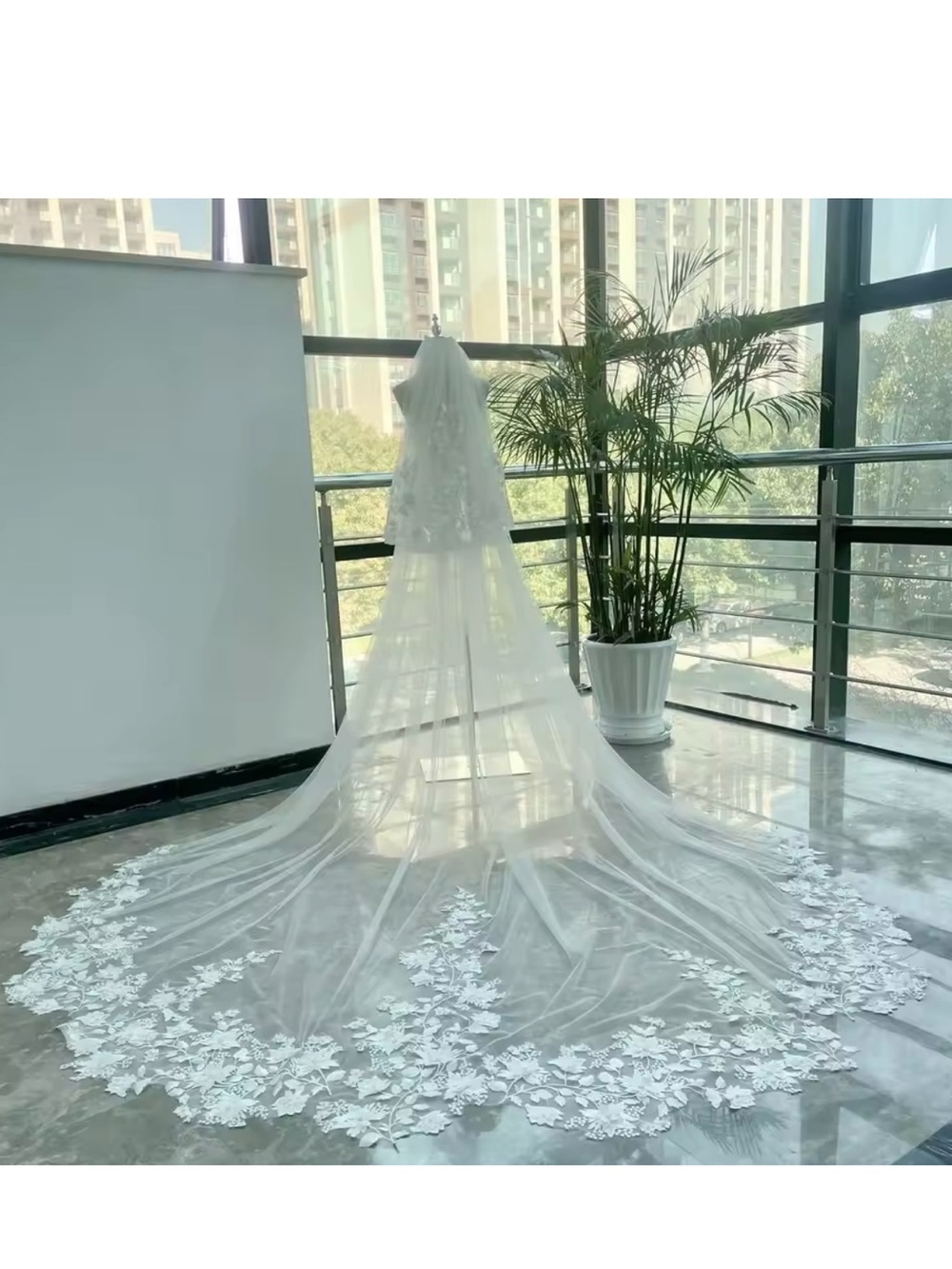 Elegant White Bridal Veil with Floral Lace Border - Unbranded